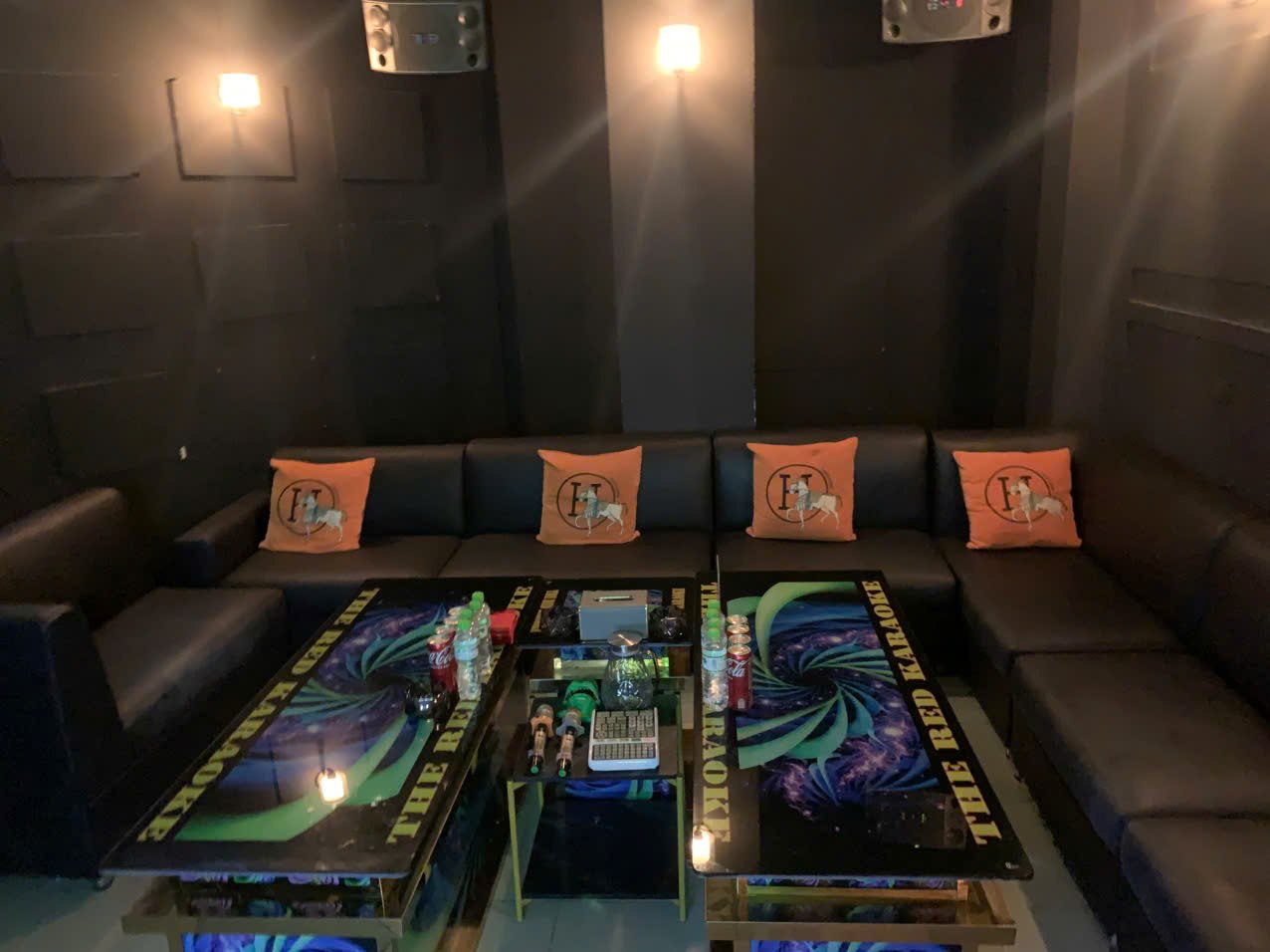 THE RED private karaoke room